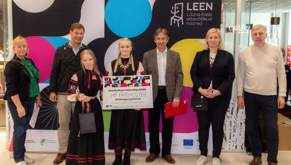 Lõuna-Eesti mini- ja õpilasfirmade kevadlaat, parima umakultuuri edendaja auhinna võitja minifirma Pärimuster koos žüriiga Foto: Helena Sammelsoo